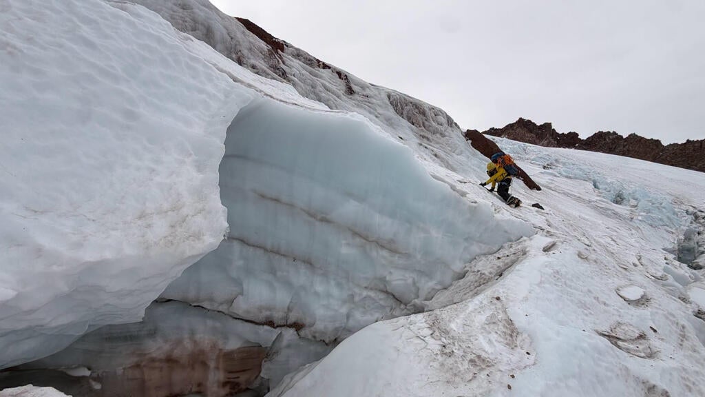 Florida man injured climbing California's Mount Shasta rescued after 2 nights in freezing temps — CBS Miami, Pearland Technology news