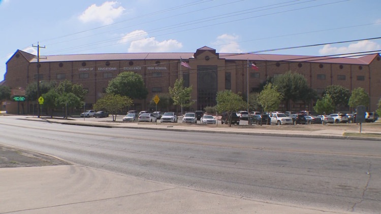 Fox falls through ceiling during LEE High School lunch period, NEISD officials say — KENS 5 (San Antonio), Pearland Schools news